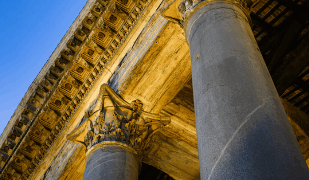 as-colunas-da-fachada-panteao-na-hora-azul-da-noite-compact