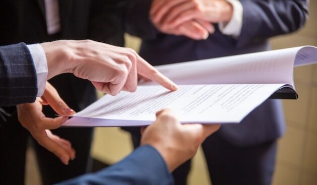 reguylating_vista-recortada-de-mulheres-de-negocios-lendo-o-documento